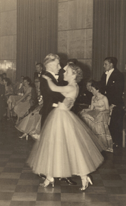 878024 Afbeelding van het danspaar Bep Jacobs en Adriaan Pauw, afkomstig uit Wijk C, uitkomend voor dansschool D. van ...